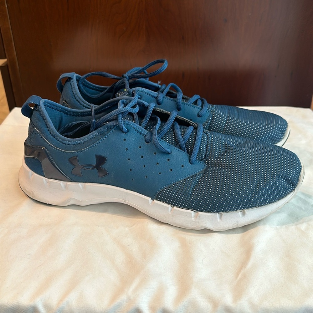 Under armor foam sole athletic shoes
